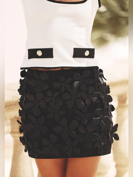 Zara Dresses & Skirts - NWT. Zara Black Knitted Mini-Skirt with Floral Texture Print. Size M.